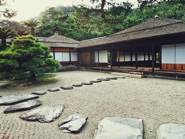 jardin zen allee en pierres