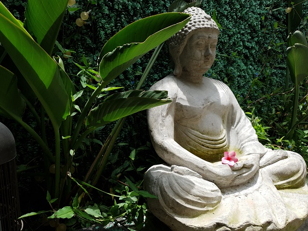 emplacement de bouddha dans le jardin