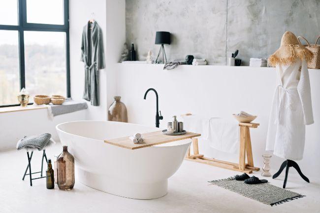 salle de bain blanche et bois naturel
